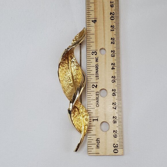 Vintage Coro Brushed Gold-Tone Leaf Brooch & Clip-On Earrings Jewelry Set - Picture 8 of 14
